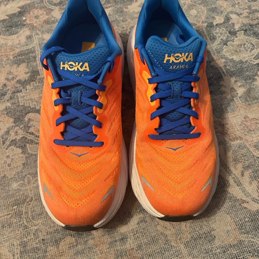 Only worn once WIDE Hoka Arahi 6 size 8 2E Blue and Orange Sneakers